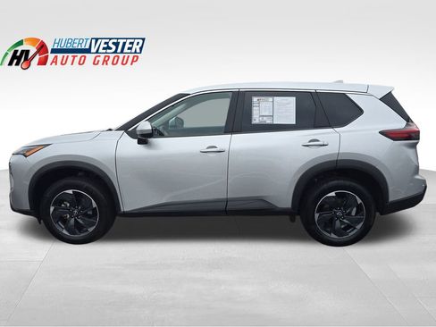 Used 2024 Nissan Rogue SV image 1