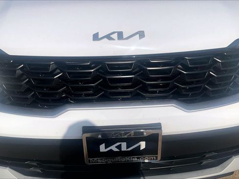 Certified 2025 Kia Sorento LX FWD image 30