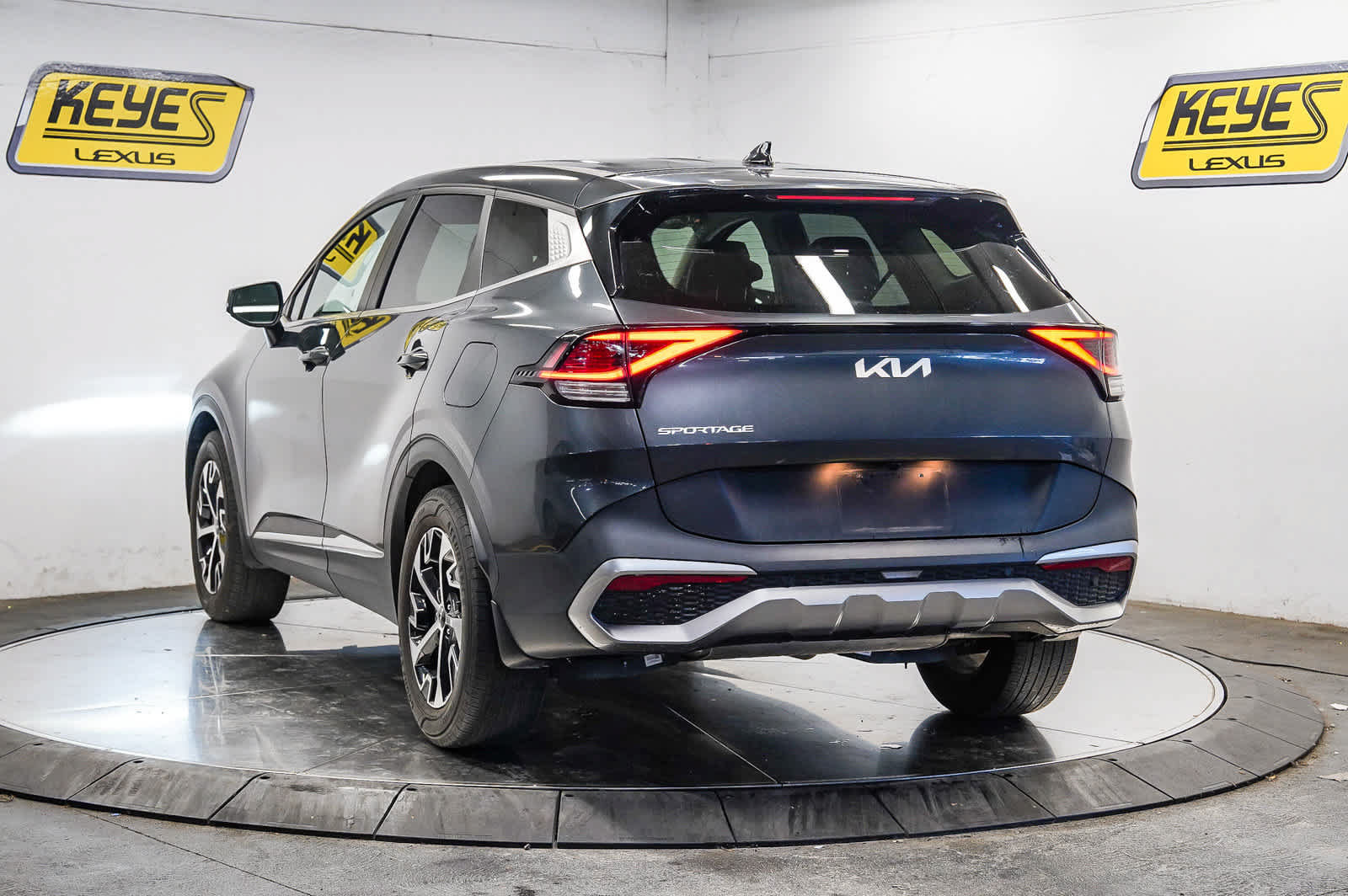 Used 2023 Kia Sportage EX FWD image 2