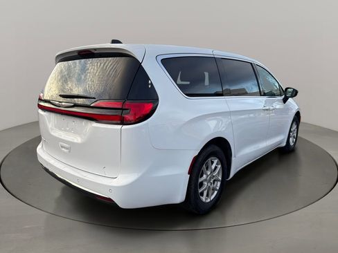 Used 2025 Chrysler Pacifica Select image 7