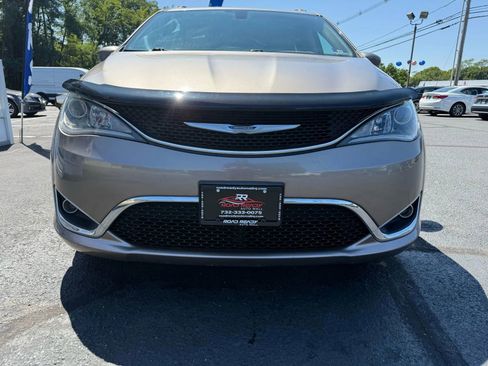 Used 2017 Chrysler Pacifica Touring-L image 3