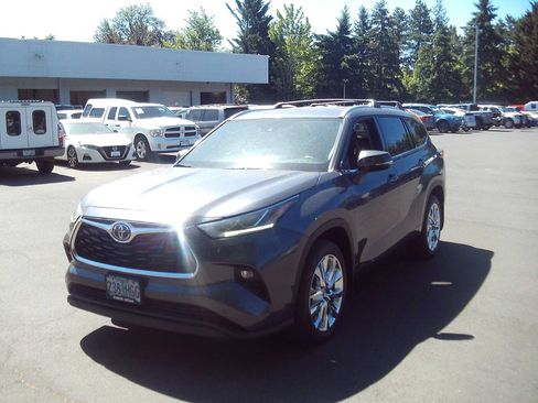 Used 2023 Toyota Highlander Limited AWD/4WD image 1