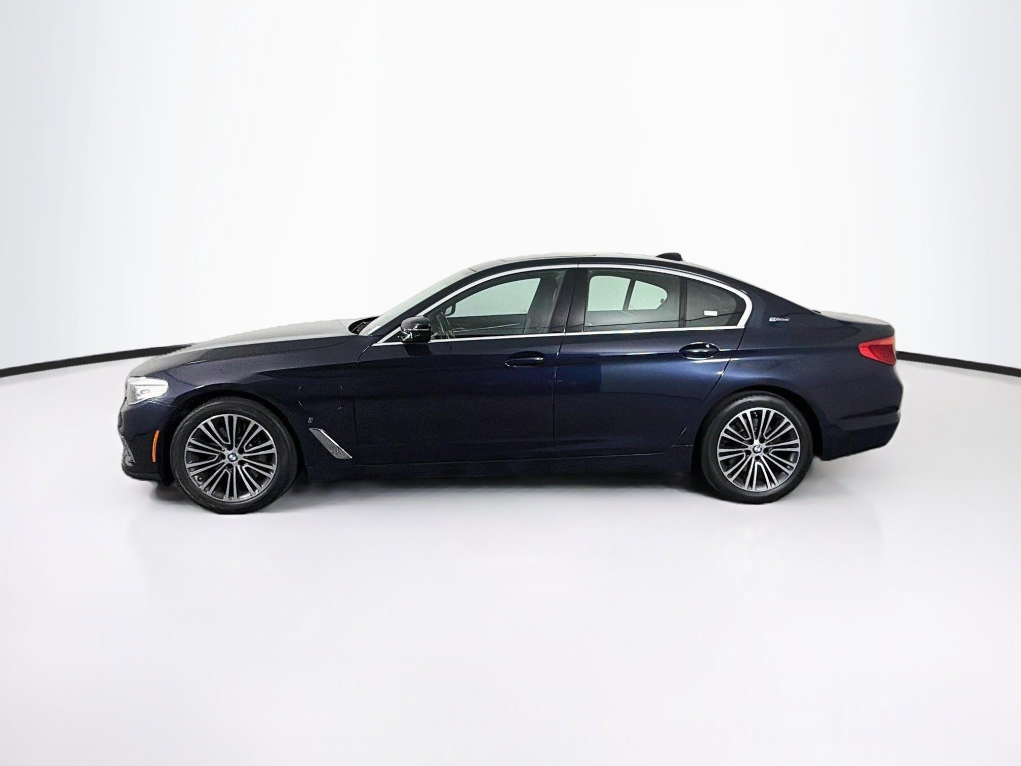 Used 2019 BMW 530e xDrive w/ Luxury Package AWD/4WD image 4