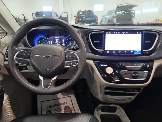 Used 2024 Chrysler Pacifica Touring-L FWD image 10
