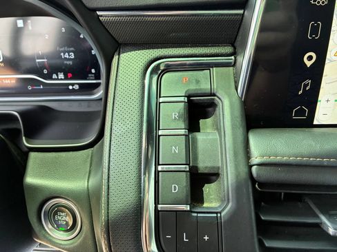 Used 2023 GMC Yukon XL AT4 w/ Technology Package AWD/4WD image 17
