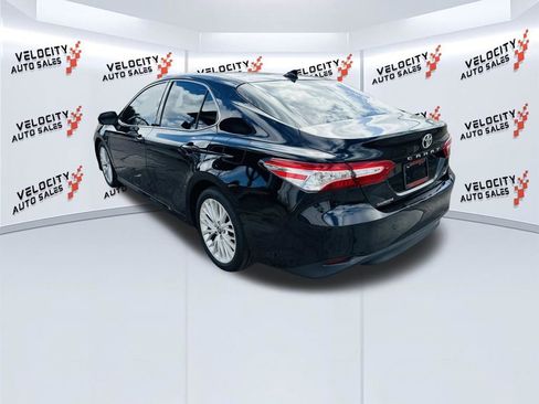 Used 2019 Toyota Camry XLE FWD image 5
