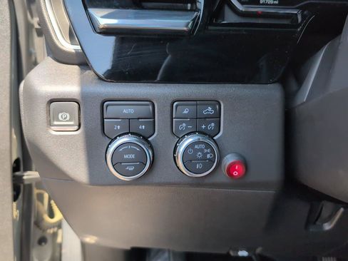Used 2024 GMC Sierra 1500 SLT AWD/4WD image 31