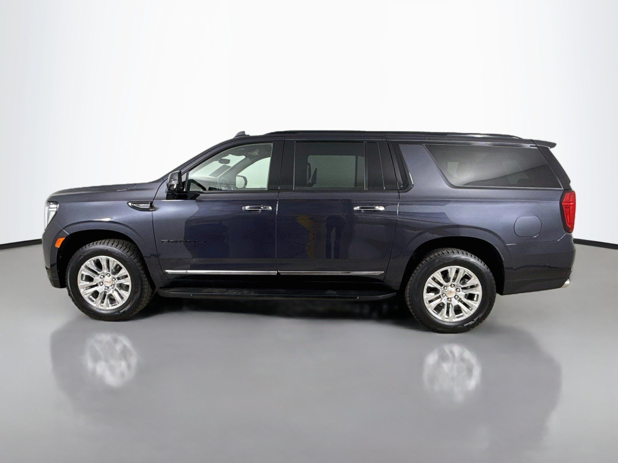 Used 2024 GMC Yukon XL Denali w/ Advanced Technology Package AWD/4WD image 4