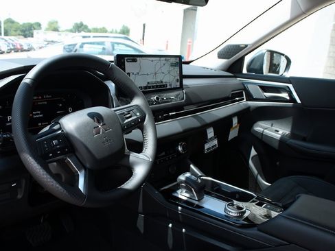 New 2025 Mitsubishi Outlander SE image 3