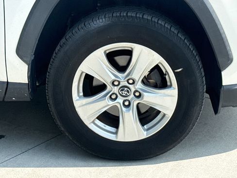 Used 2019 Toyota RAV4 XLE w/ Convenience Package FWD image 11