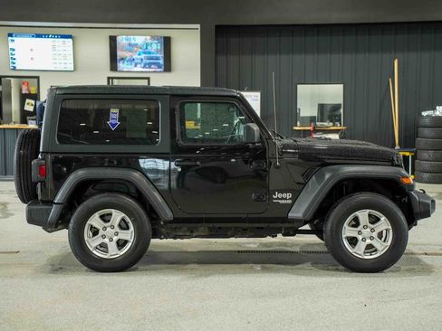 Used 2020 Jeep Wrangler Sport AWD/4WD image 4