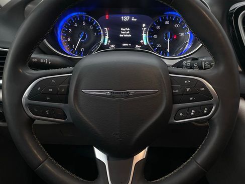 Used 2023 Chrysler Pacifica Touring-L image 12