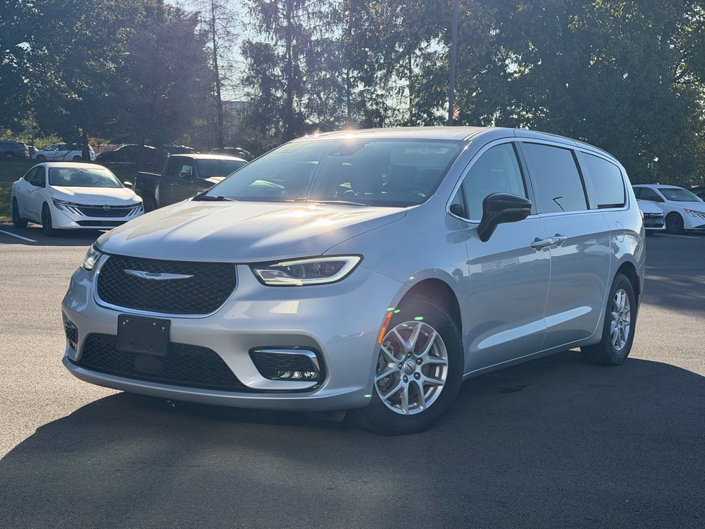 Used 2024 Chrysler Pacifica Touring-L FWD image 2