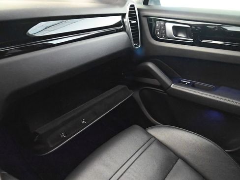 Used 2022 Porsche Cayenne Coupe image 19