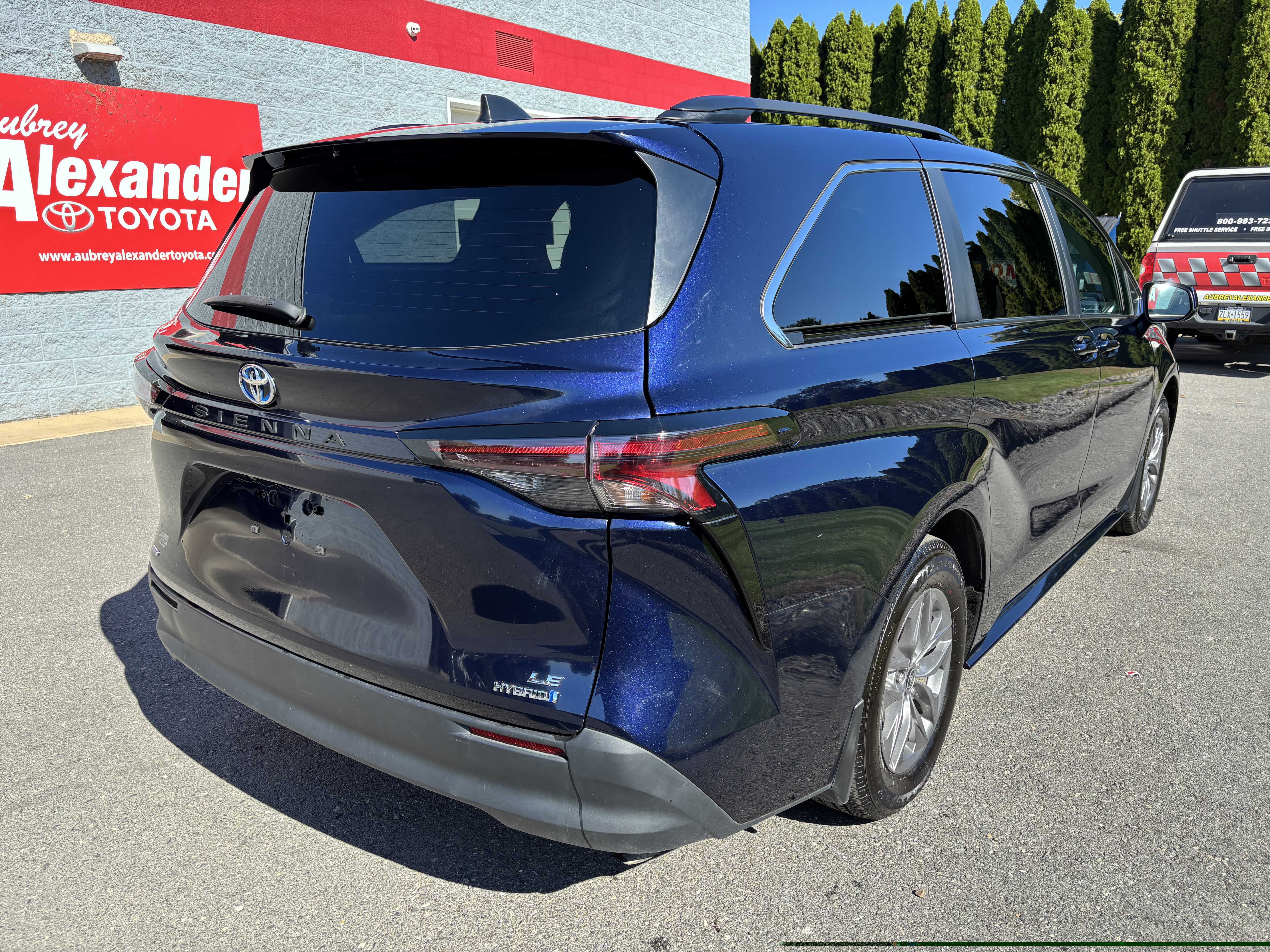Used 2024 Toyota Sienna LE AWD/4WD image 3
