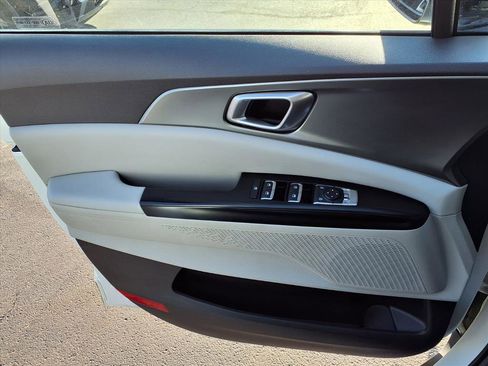 Used 2022 Kia Carnival LX image 17