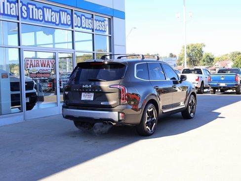 Used 2023 Kia Telluride EX w/ EX Captain's Chair Package image 3