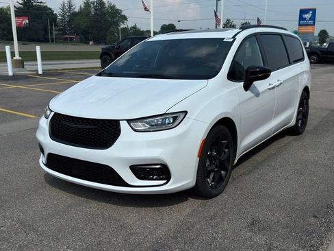 Used 2025 Chrysler Pacifica Limited FWD image 39