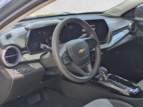 Used 2025 Chevrolet Trax LT FWD image 10