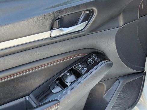 Used 2023 Nissan Altima 2.5 SR w/ SR Premium Package image 16