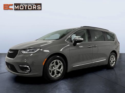 Used 2023 Chrysler Pacifica Limited FWD image 2
