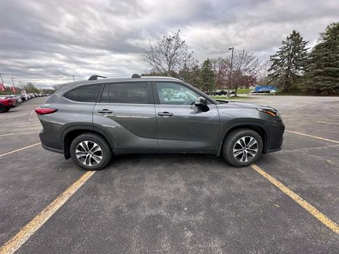 Used 2023 Toyota Highlander XLE AWD/4WD image 2