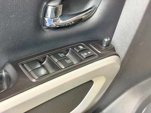 Used 2020 Nissan Titan SV w/ SV Convenience Package AWD/4WD image 11