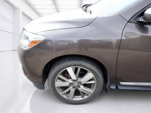 Used 2015 Nissan Pathfinder Platinum w/ Family Entertainment Package AWD/4WD image 16