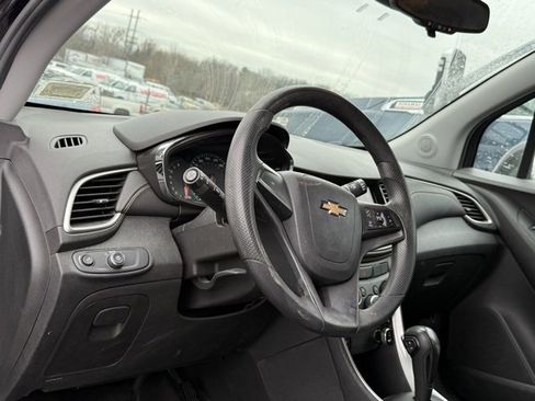 Used 2019 Chevrolet Trax LS image 2
