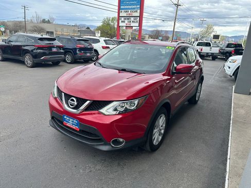 Used 2017 Nissan Rogue Sport SV w/ SV Premium Package image 4