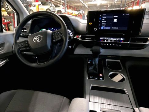 Used 2025 Toyota Sienna LE image 18