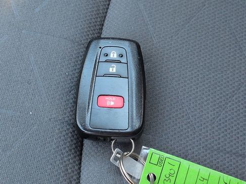 Used 2021 Toyota RAV4 XLE AWD/4WD image 27