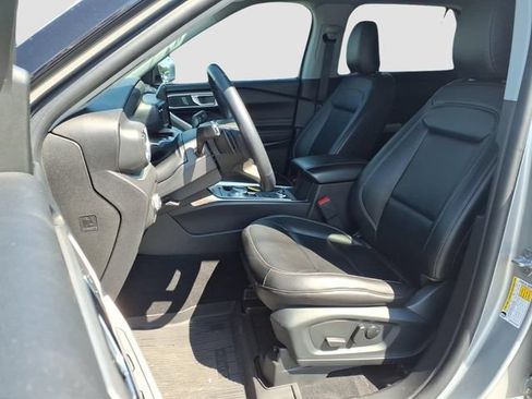 Used 2021 Ford Explorer XLT w/ Equipment Group 202A AWD/4WD image 19
