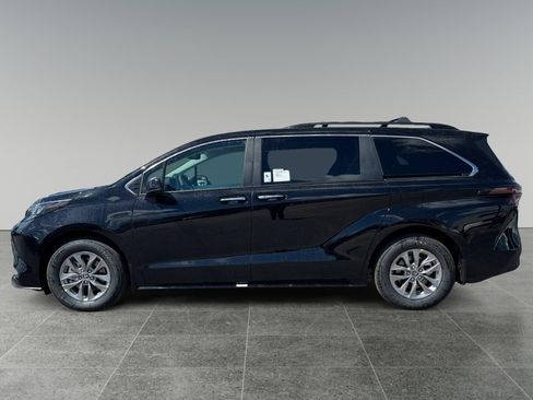 New 2026 Toyota Sienna XLE AWD/4WD image 3