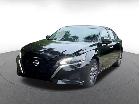 Used 2025 Nissan Altima 2.5 SV FWD image 7
