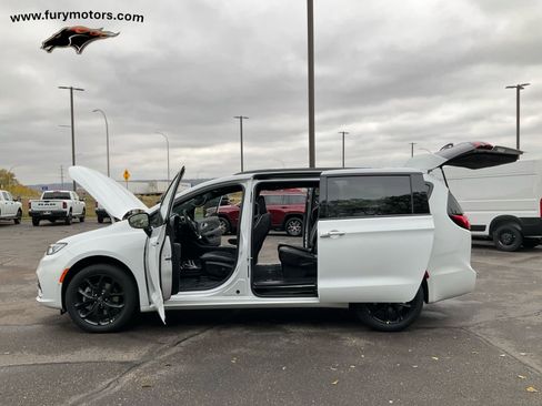 New 2026 Chrysler Pacifica Limited w/ S Appearance Package image 40