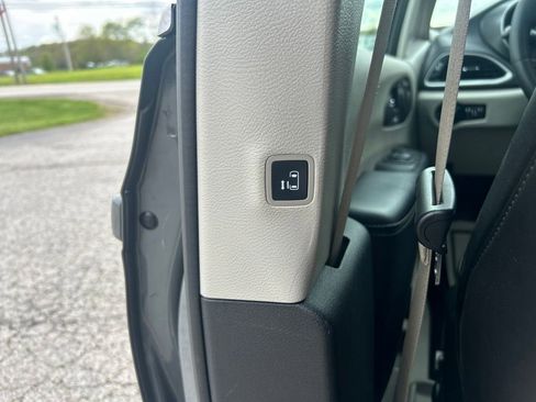 Used 2023 Chrysler Pacifica Touring-L FWD image 12