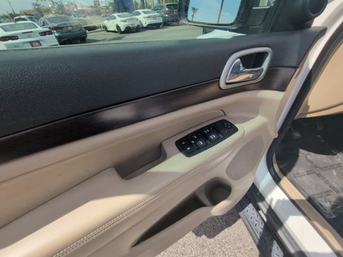 Used 2018 Jeep Grand Cherokee Laredo AWD/4WD image 11