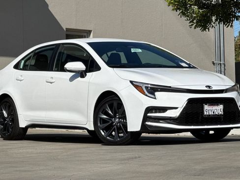 Used 2026 Toyota Corolla SE FWD image 2