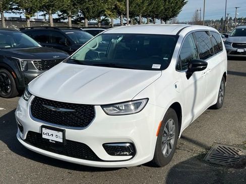 Used 2024 Chrysler Pacifica Select image 4