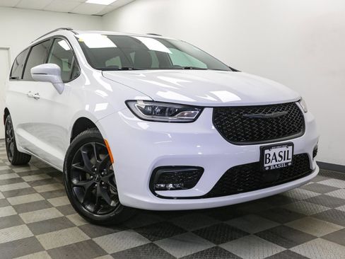 Used 2022 Chrysler Pacifica Touring-L w/ S Appearance Package image 2