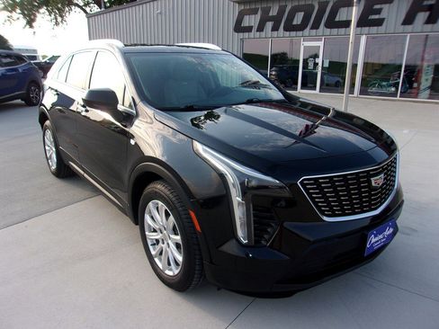 Used 2019 Cadillac XT4 Luxury w/ Cold Weather Package image 2