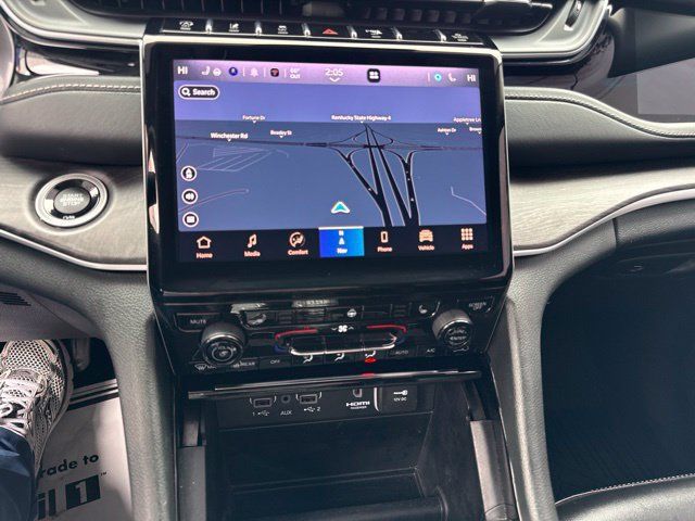 Used 2023 Jeep Grand Cherokee Limited w/ Black Appearance Package AWD/4WD image 4