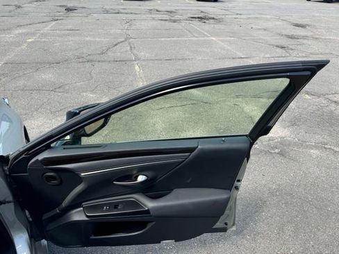 Used 2019 Lexus ES 300h w/ Premium Package FWD image 12