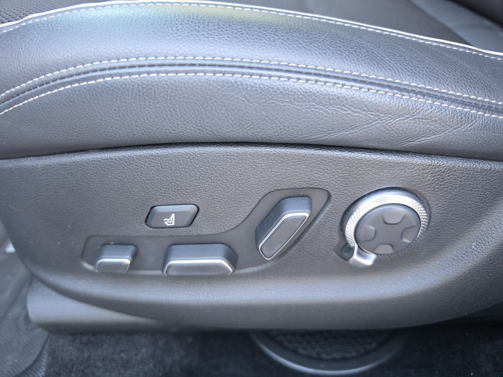 Used 2024 Genesis GV70 2.5T w/ Sport Prestige Package AWD/4WD image 11