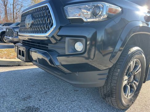 Used 2018 Toyota Tacoma TRD Sport image 12