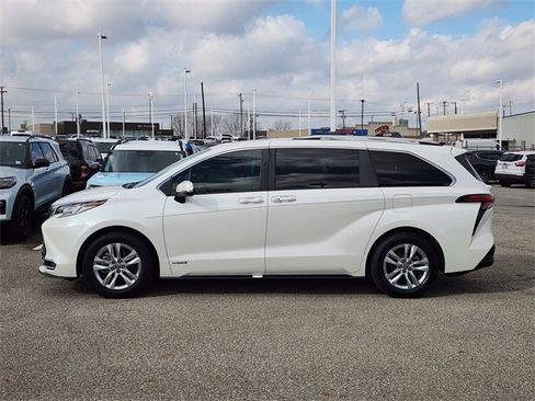 Used 2021 Toyota Sienna Limited image 4
