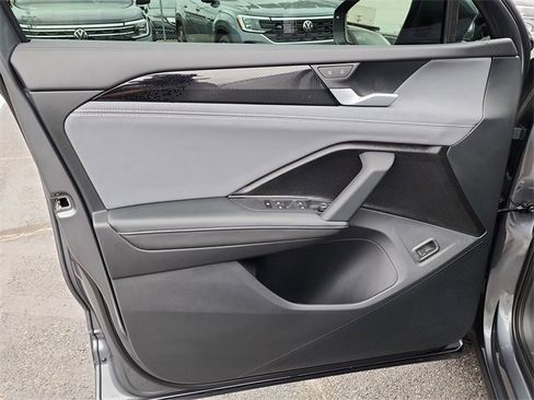 New 2025 Volkswagen Tiguan SE image 8