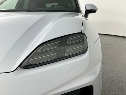 Certified 2025 Porsche Macan Turbo Electric image 15