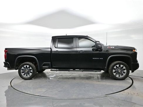 Used 2024 Chevrolet Silverado 2500 Custom w/ Custom Value Package image 8